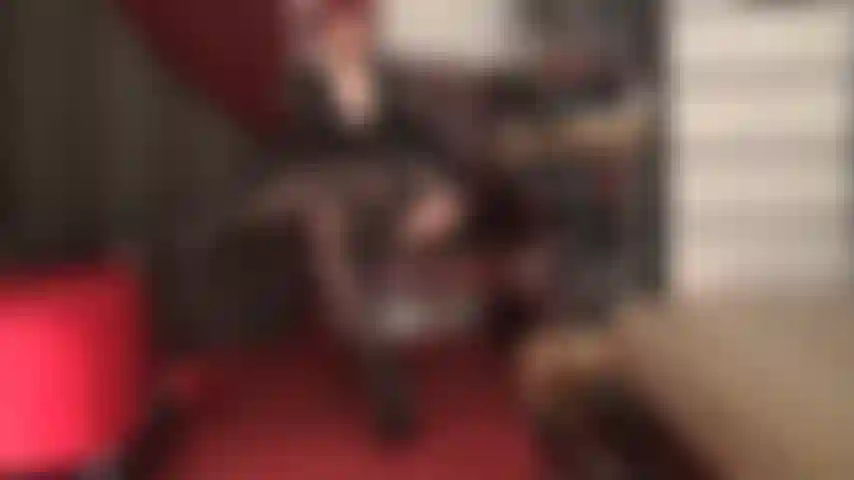 Amante de las medias: adoro las piernas cruzadas de mi amante en medias de liga negras brillantes.