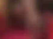 Una sexy y provocativa chica con tacones brillantes de charol y medias negras sobre pantimedias color piel.