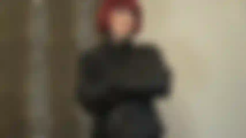 Intensa adoración al cuero: disfruta de las vistas de la increíblemente suave y flexible amante del cuero negro que viste... Chaqueta abotonada, cuello levantado, guantes, falda y top con botones.