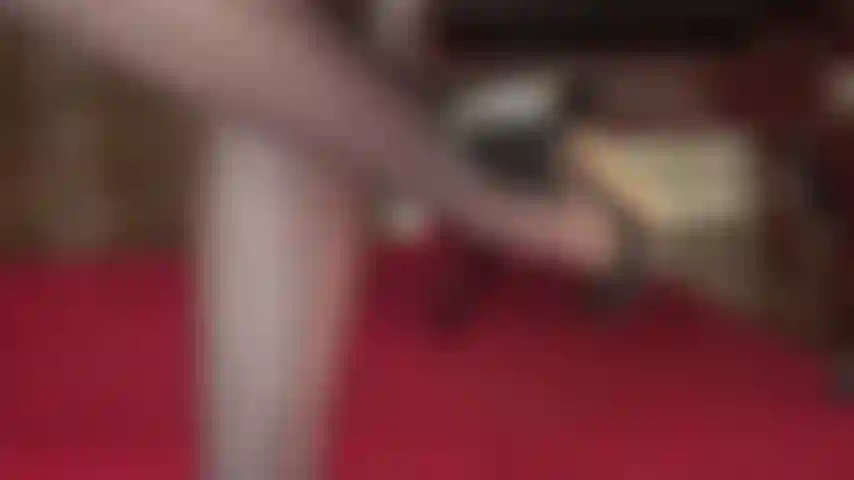 Pantorrillas bien formadas y hermosos tacones de cuero. Aquí está la vista de las piernas de la señora vivian mientras tu cabeza está en el suelo.