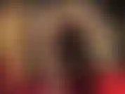 Piernas en pantimedias doradas brillantes.