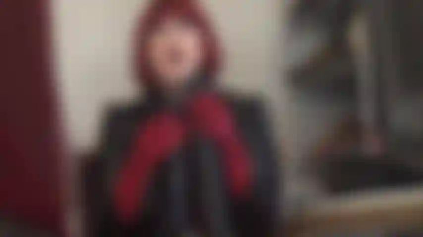 Ama, te deja la boca abierta y se te hace agua mientras mete dos pollas enormes. Quieres complacer estas pollas enormes y tragarte su deliciosa corrida.