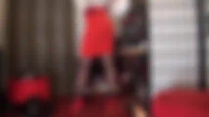 Observa cómo tu diosa cambia de medias negras transparentes a un par de medias negras con costuras, adornadas con sexys tacones de aguja rojos.