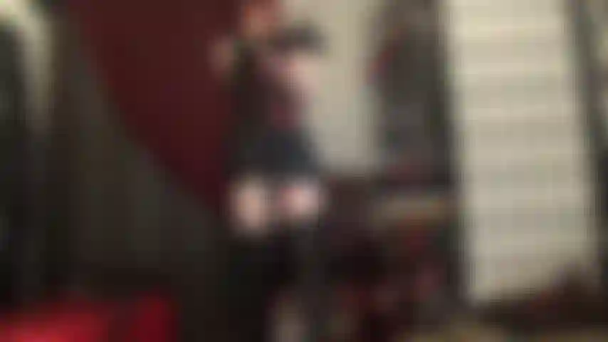 Adoro a una diosa del cuero: falda corta, guantes largos, corsé ajustado con cordones y botas altas.