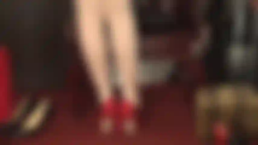 Te diviertes con la sonda uretral y el tacón de acero de mi amante? Lléname la polla mientras admiras estas maravillosas medias blancas sedosas vintage sobre medias brillantes.