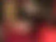 Seducción pura y brillante: adora mi trasero, mis caderas, mis muslos y mis piernas en medias brillantes sobre medias superiores de encaje sedoso blanco.