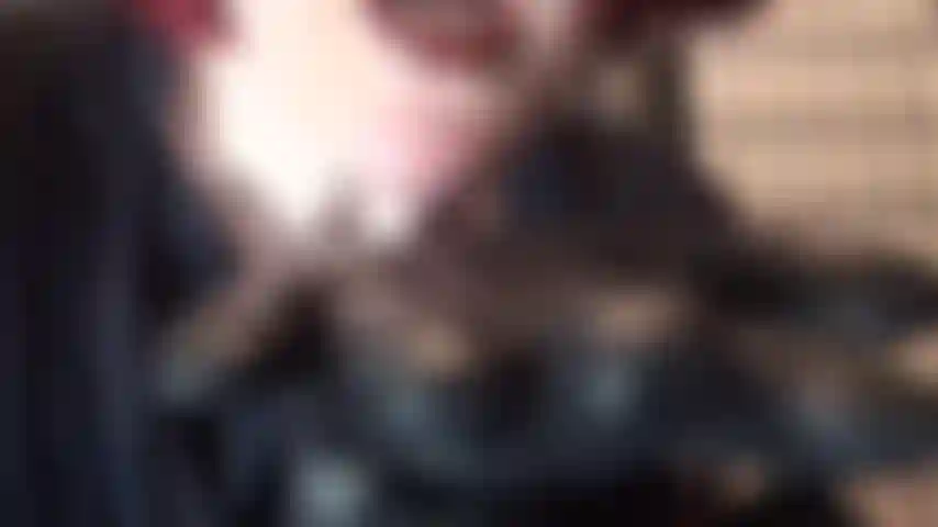 Escupe en guantes de cuero negro, bebe mi deliciosa saliva, lámela directamente de mis guantes de cuero. ¡Mmm, qué rico!