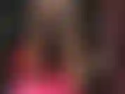 Dominación con strap-on y adoración de culos. Te encanta la enorme polla de mi ama, es lo único que puedes imaginar. Qué suerte tienes de poder adorar mi culo y mis piernas perfectas en medias.