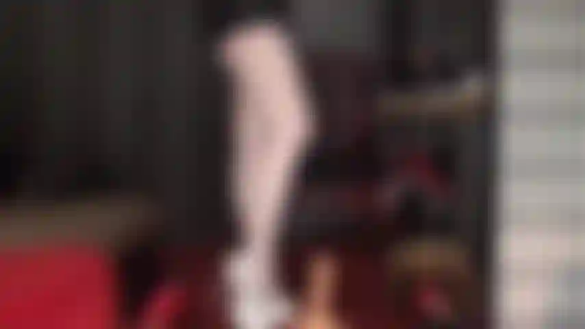 Tu polla de esclava palpita por las piernas de una diosa con medias y tacones blancos. Nada te gustaría más que estas piernas y pies de nailon para exprimirte todo el semen.