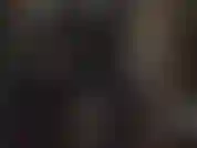 Traje de látex ajustado, adoración del culo. La amante abre lentamente la cremallera...