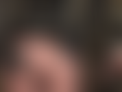 Paja con guantes, fetiche de pvc, fetiche de saliva, medias de nailon, adoración de culo: la amante acaricia una gran polla negra mientras usa un vestido de vinilo sexy ajustado con pantimedias debajo y guantes de cuero hasta el codo.