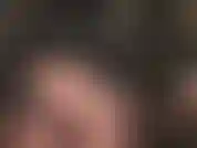 Paja con guantes, fetiche de pvc, fetiche de saliva, medias de nailon, adoración de culo: la amante acaricia una gran polla negra mientras usa un vestido de vinilo sexy ajustado con pantimedias debajo y guantes de cuero hasta el codo.