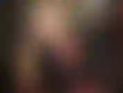 Amante del látex, dominación con strap-on: tu amante vestida con una perfecta y brillante correa de goma apretada te penetra lentamente frotando sus muslos revestidos de látex contra la parte posterior de tus piernas.