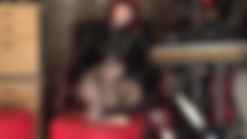 Tus inútiles testículos son el escabel de mi amante. ¿Alguna vez te preguntaste cuál es el lugar perfecto para mis pies doloridos? No te lo preguntes más... Son tus testículos.