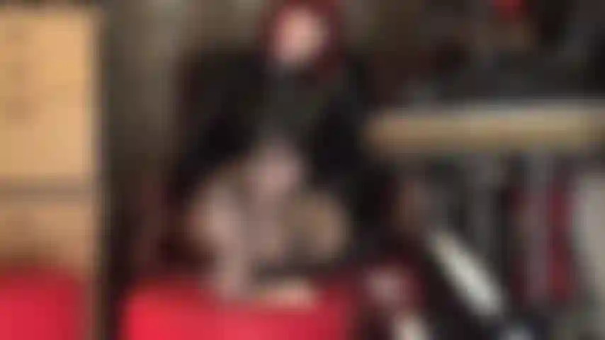 Tus inútiles testículos son el escabel de mi amante. ¿Alguna vez te preguntaste cuál es el lugar perfecto para mis pies doloridos? No te lo preguntes más... Son tus testículos.