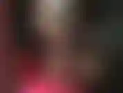 Un raro clip de uñas de los pies pintadas de rojo en medias negras transparentes.