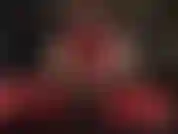 Amante del látex te tiene hambriento de polla: vestida con un traje de gato de goma rojo caliente, la amante acaricia su strap-on stryker, poniéndote muy cachondo por una polla grande.