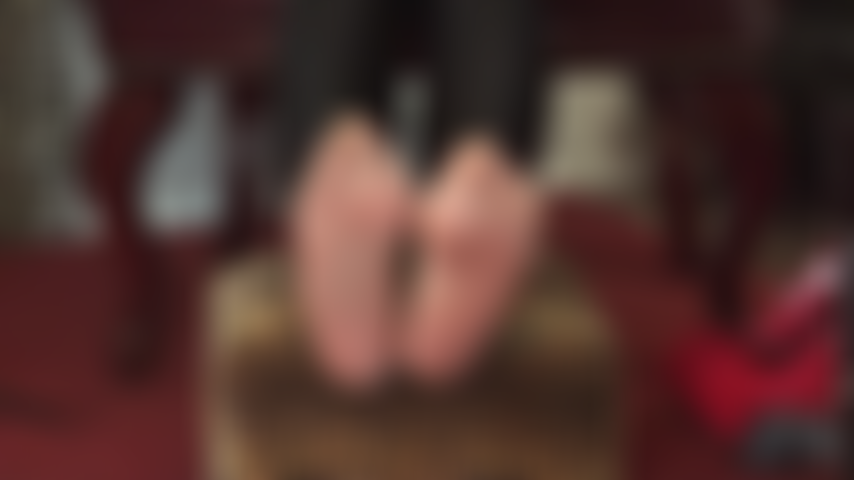 Si te gusta la adoración de pies, este es para ti. Relájate y disfruta de más de una hora de mis hermosos pies en pantimedias brillantes. Literalmente puedes ver cómo sudan cada vez más. ¡Me encanta!