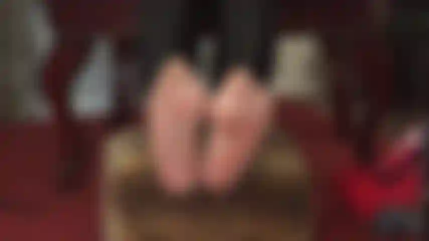 Si te gusta la adoración de pies, este es para ti. Relájate y disfruta de más de una hora de mis hermosos pies en pantimedias brillantes. Literalmente puedes ver cómo sudan cada vez más. ¡Me encanta!