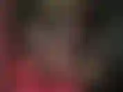 Bajita, apretada, brillante y simplemente caliente: la amante vivian está vestida con un vestido de látex negro, agregando un par de medias superiores de encaje en las piernas desnudas, combinadas con tacones de aguja de metal.