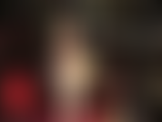 Arrodíllate a los pies de tu ama, la oficial de prisiones de látex. Pies descalzos y látex. Este es un raro clip de uñas pintadas.