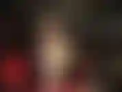 Arrodíllate a los pies de tu ama, la oficial de prisiones de látex. Pies descalzos y látex. Este es un raro clip de uñas pintadas.