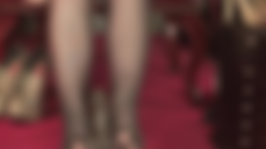 Esta polla negra ama los suaves pies de nailon de la amante vivian, envolviendo mis altos arcos y lindos dedos alrededor de esta polla de goma negra.