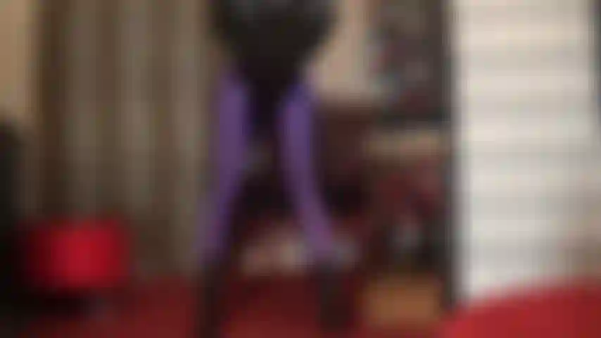 Medias de spandex moradas extremadamente brillantes y ajustadas, adoración de piernas, adoración de culo y botas hasta los tobillos.