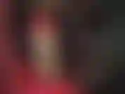 Pequeña falda de látex roja y capas de pantimedias, ¡tan sexy!