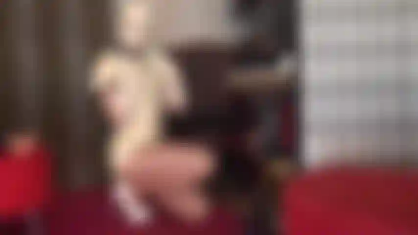 Traje de goma blanco atrevido, guantes y capucha de látex con arnés para chorros. La señora vivian se masturba su gran polla. ¿Puedes seguirme el ritmo? Lubrica tu pene y frotápalo.