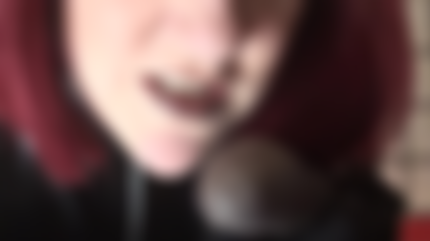 Una diosa del látex con leggings negros ajustados de goma, con una polla negra en la mano y tu nombre escrito. Y tú, mi puta, serás la que reciba este hermoso y enorme strap-on.