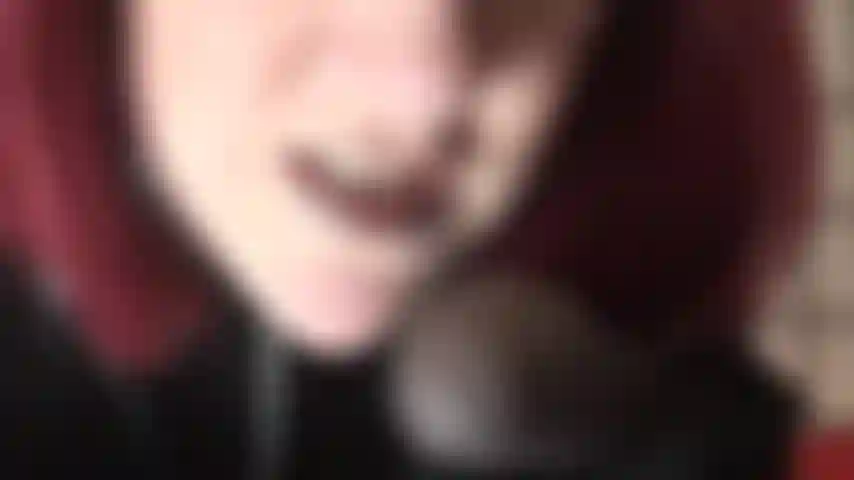 Una diosa del látex con leggings negros ajustados de goma, con una polla negra en la mano y tu nombre escrito. Y tú, mi puta, serás la que reciba este hermoso y enorme strap-on.