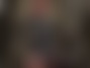 Látex y saliva: me pongo mi sexy camiseta de látex negra y dejo que mi saliva gotee sobre ella.