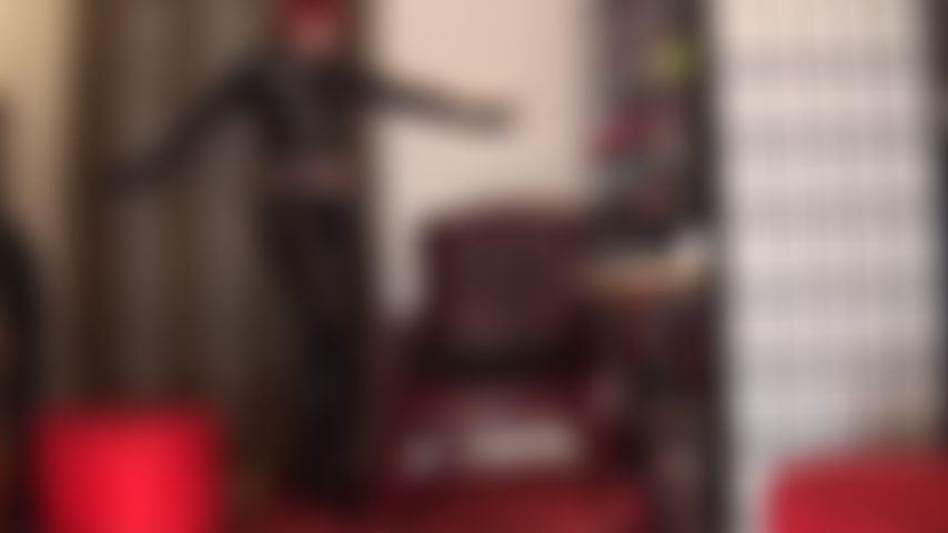 Control de la respiración. Una diosa viciosa, vestida con jeans y chaqueta de pvc negro brillante, te agarra firmemente del cuello. ¿Puedes correrte antes de quedarte sin aliento?