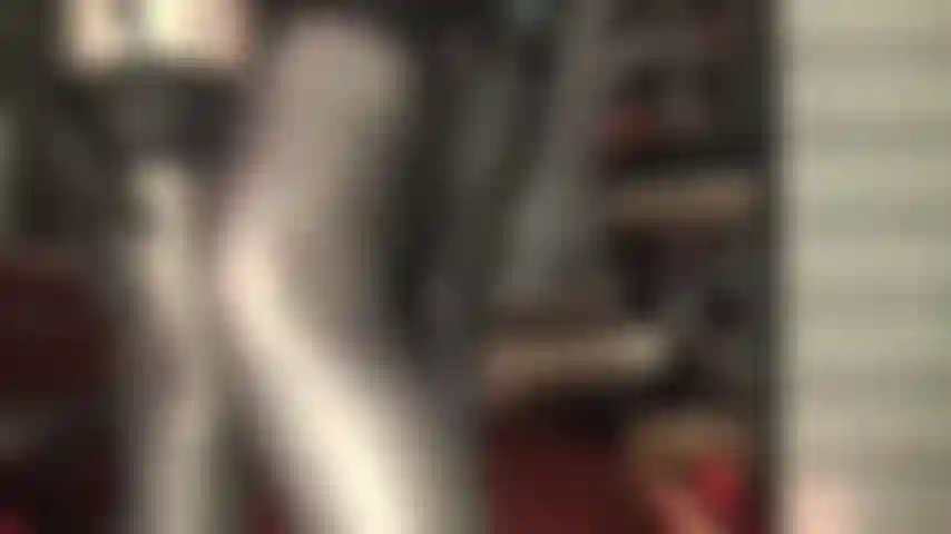 Seducción fetichista con medias de liga: la amante creó un atuendo sensacional de medias negras, faja de liga floral sobre medias de lycra leohex blancas combinadas con un body de tanga de pvc brillante y guantes de cuero.