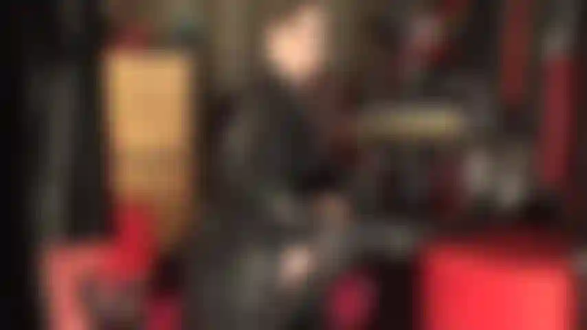 Una diosa con botas de cuero hasta el muslo, abrigo hasta la rodilla y guantes tan suaves que solo puedes soñar con ser provocada por ellos...