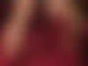 Primer plano de unos zapatos de tacón de cuero rojo caliente colgando y juego de zapatos.