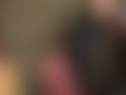 Cuerpo fetichista de pvc con cadenas, medias de rejilla rojas y un enorme strap-on negro. Así se viste tu ama mientras te mete su enorme polla en el coño de tu guarrilla.