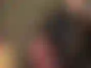 Cuerpo fetichista de pvc con cadenas, medias de rejilla rojas y un enorme strap-on negro. Así se viste tu ama mientras te mete su enorme polla en el coño de tu guarrilla.