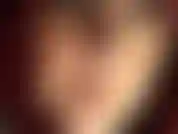 Venera mi sensual trasero con medias y shorts brillantes. Bebe mi deliciosa saliva.