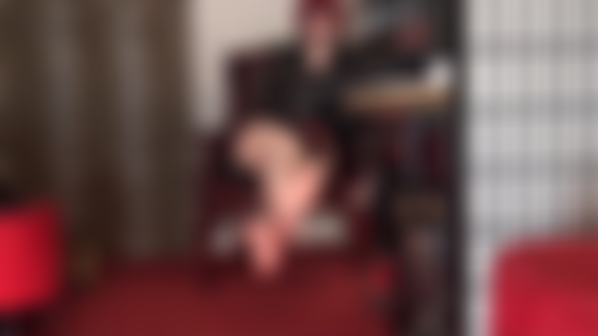 Diosa descalza, adoración de culo en tanga roja y correa gruesa y carnosa blanca: lo quieres todo, puedes tenerlo todo, culo desnudo, pies descalzos y una polla gorda y sabrosa colgando entre ellos.