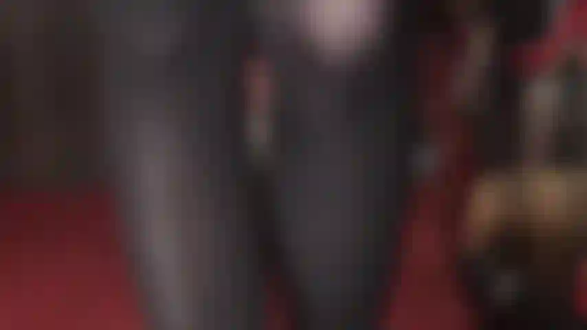 Mi ama exige que le limpien los zapatos. Con látigo en mano, te indica dónde debe estar la lengua. Hazlo bien y no te patearán estos tacones.