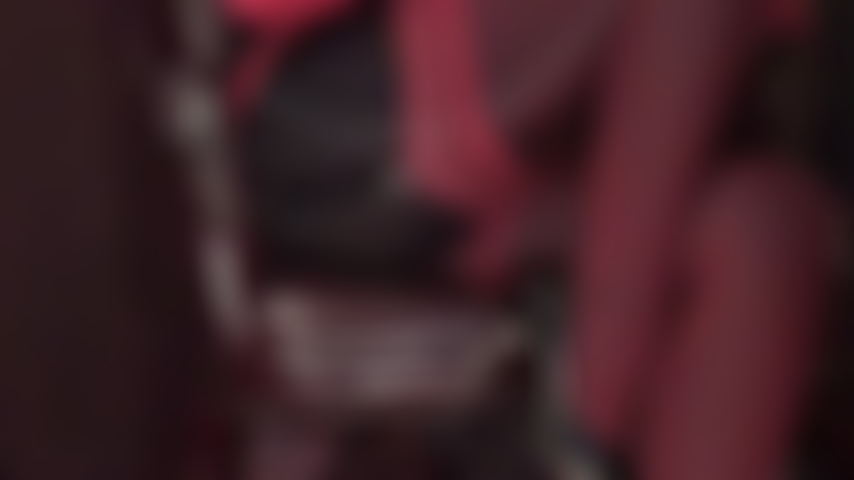 Medias sensuales de femdom, provocación: la amante vivian sube la temperatura con medias de liga con costura roja en capas sobre medias de spandex leohex negras brillantes.