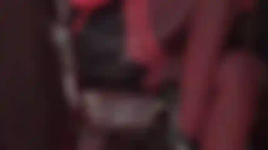 Medias sensuales de femdom, provocación: la amante vivian sube la temperatura con medias de liga con costura roja en capas sobre medias de spandex leohex negras brillantes.