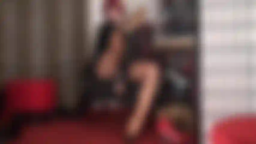 Unos tacones sexis y una polla enorme te ponen cachondo. La señora vivian se masturba con su polla de goma, gorda y carnosa, y te mete estos tacones largos y sensuales en la boca. Prepárate para tragar ese delicioso semen.