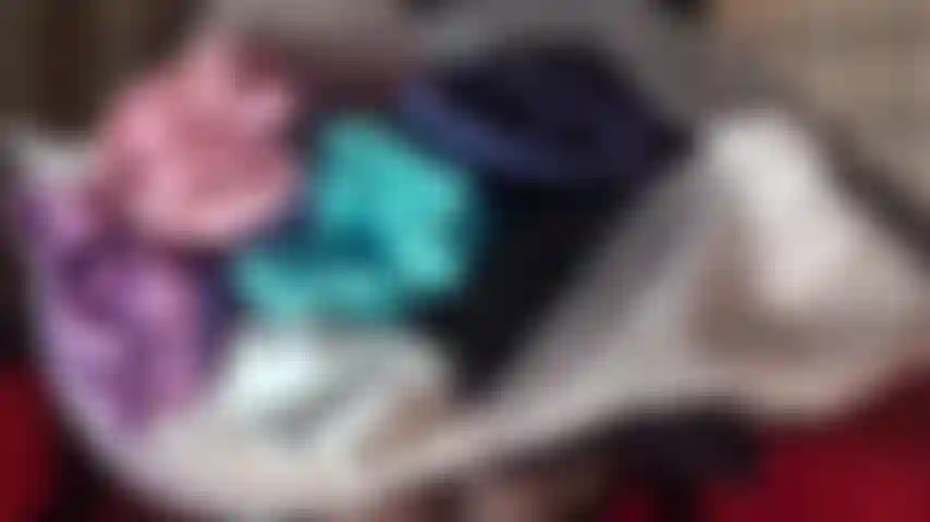 Las bragas de satén brillante te vuelven loca! - Mi ama acaba de recibir un paquete nuevo de bragas de satén suave y sedoso y ha decidido excitarte con cada par. ¿Podrás con todas?