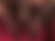 Fetichista de pies y adorador de strap-on: arcos de medias negras transparentes provocando con zapatos de cuero y sin ellos, con una gran polla de goma blanca colgando entre las piernas de la amante y sin ellos.