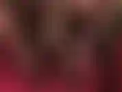 Fetichista de pies y adorador de strap-on: arcos de medias negras transparentes provocando con zapatos de cuero y sin ellos, con una gran polla de goma blanca colgando entre las piernas de la amante y sin ellos.