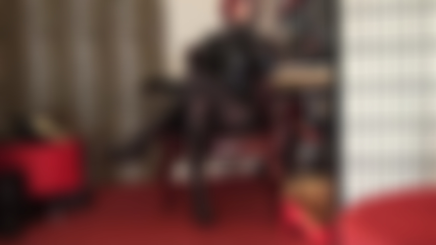 Bajo el brillante hechizo de la señora vivian, la ropa negra brillante es tu mayor debilidad. El pvc refleja la luz, el tacón de la bota se balancea... Los movimientos sutiles y sensuales de la señora te tienen hipnotizada.