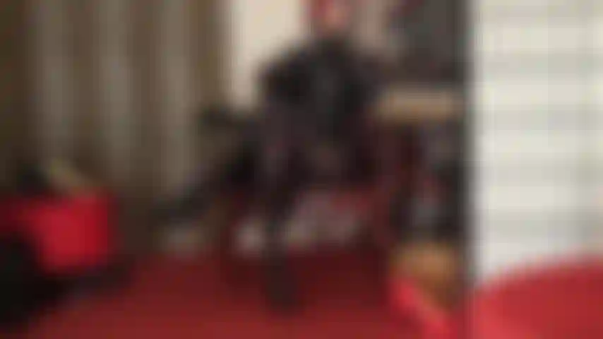 Bajo el brillante hechizo de la señora vivian, la ropa negra brillante es tu mayor debilidad. El pvc refleja la luz, el tacón de la bota se balancea... Los movimientos sutiles y sensuales de la señora te tienen hipnotizada.